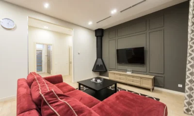 Salón moderno con televisor 60 pulgadas smart tv en la pared