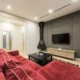 Salón moderno con televisor 60 pulgadas smart tv en la pared