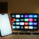 Televisor moderno en un salón luminoso para ilustrar que es qled en televisores y su uso en una habitación con mucha luz.