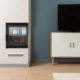 Salón moderno con mueble de televisor con chimenea eléctrica integrada y pantalla encima