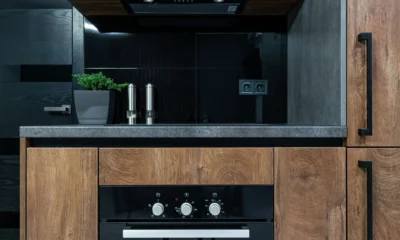 Cocina moderna y minimalista con placa de induccion invisible integrada en la encimera