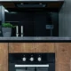 Cocina moderna y minimalista con placa de induccion invisible integrada en la encimera