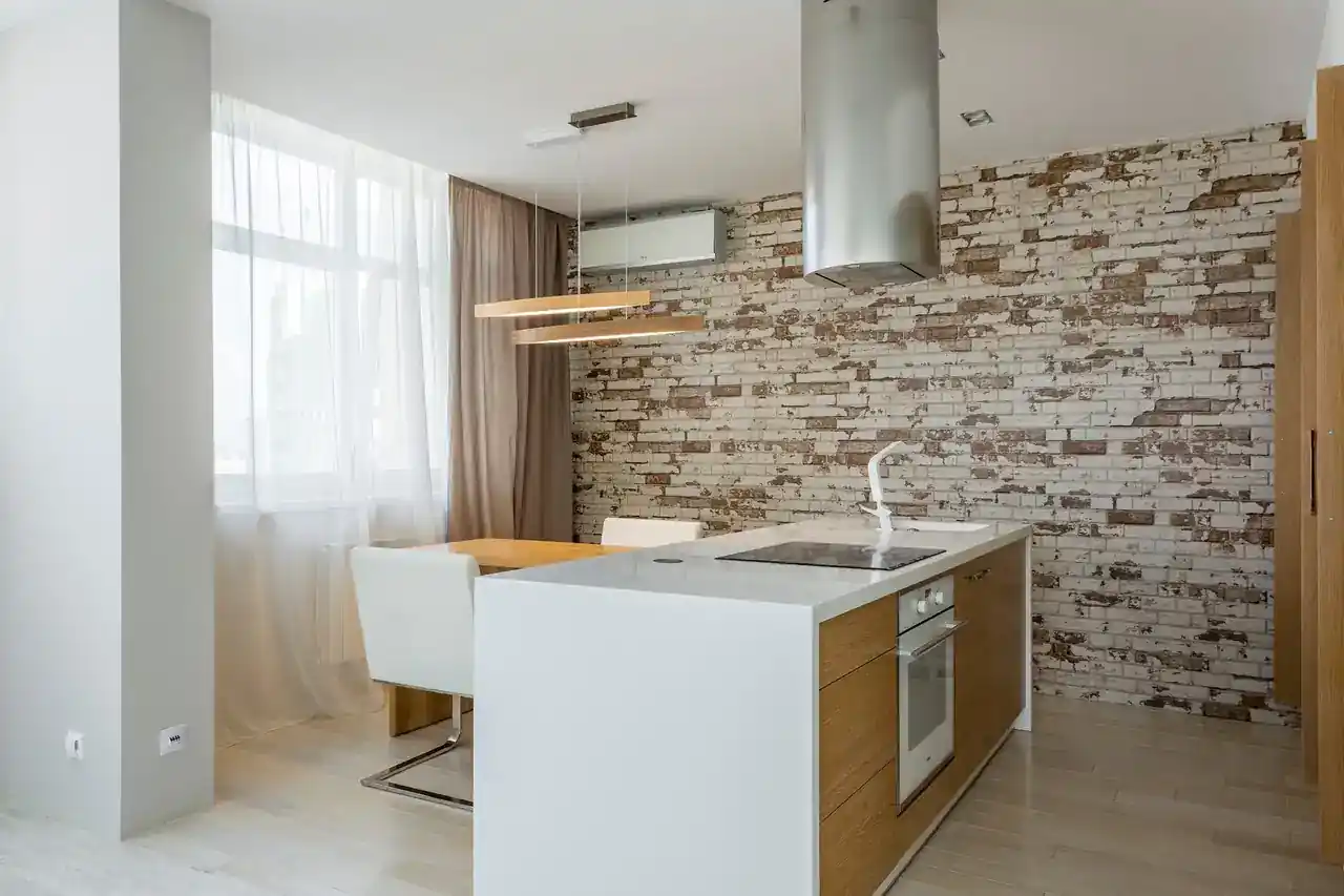 Placa induccion con campana integrada opiniones en una cocina moderna de isla abierta con extractor integrado y superficie limpia