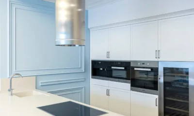 Placa induccion con extractor incorporado instalada en una isla de cocina moderna y abierta al salón