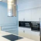 Placa induccion con extractor incorporado instalada en una isla de cocina moderna y abierta al salón