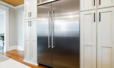 Frigorífico side by side Bosch de acero inoxidable en una cocina moderna y luminosa con dispensador de agua y hielo