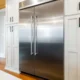 Frigorífico side by side Bosch de acero inoxidable en una cocina moderna y luminosa con dispensador de agua y hielo