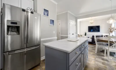 Frigorifico con pantalla tactil puerta en una cocina moderna, mostrando el panel digital exterior