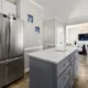 Frigorifico con pantalla tactil puerta en una cocina moderna, mostrando el panel digital exterior