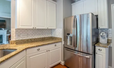 Frigorífico combi 2m 390L y Smart AI RB38C776CS9/EF en una cocina moderna: frigorífico de acero inoxidable con pantalla táctil y interior organizado con alimentos frescos.