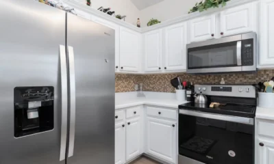 Frigorífico combi lg gbbsj2ccpy doorcooling+ en una cocina moderna con acabado inox y muebles contemporáneos