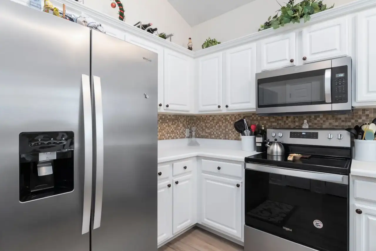 Frigorífico combi lg gbbsj2ccpy doorcooling+ en una cocina moderna con acabado inox y muebles contemporáneos