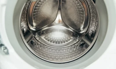 Lavadora moderna en una colada doméstica, imagen para ilustrar la mejor lavadora calidad precio a+++ en 2026.