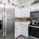 Frigorifico balay optima no frost en una cocina moderna con frigorífico blanco de dos puertas y luz interior LED