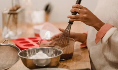 Varios moldes de silicona y metal junto a una freidora de aire en una encimera — imagen para el artículo Moldes para freidora de aire: cómo elegir el adecuado