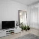 Fotografía para 'Mueble de televisor de madera: medidas, estilos y compra' — mueble de televisor de madera estilo nórdico en una sala moderna con televisor, plantas y decoración que muestra proporciones y estilo.