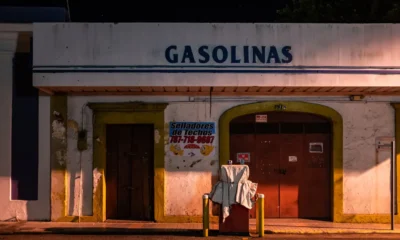 Neveras de gas butano Carrefour: precios, usos y qué revisar — nevera portátil a gas butano en una estantería de tienda con etiqueta de precio