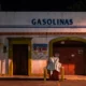 Neveras de gas butano Carrefour: precios, usos y qué revisar — nevera portátil a gas butano en una estantería de tienda con etiqueta de precio