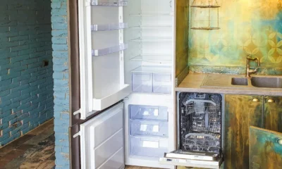Imagen de una instalación de nevera nueva para ilustrar cuanto tiempo hay que esperar para enchufar una nevera en casa.