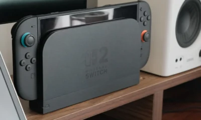 Imagen de una Nintendo Switch en su base conectada al televisor, ilustrando como conectar switch a televisor paso a paso