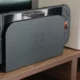 Imagen de una Nintendo Switch en su base conectada al televisor, ilustrando como conectar switch a televisor paso a paso