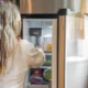 nevera no frost hace ruido en una cocina doméstica