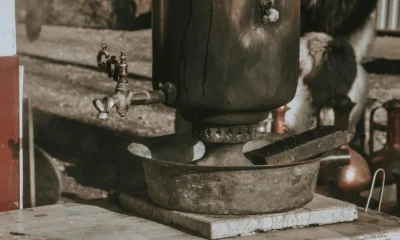 manual caldera roca gavina gti antiguo sobre una mesa de trabajo en un cuarto técnico