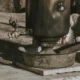 manual caldera roca gavina gti antiguo sobre una mesa de trabajo en un cuarto técnico