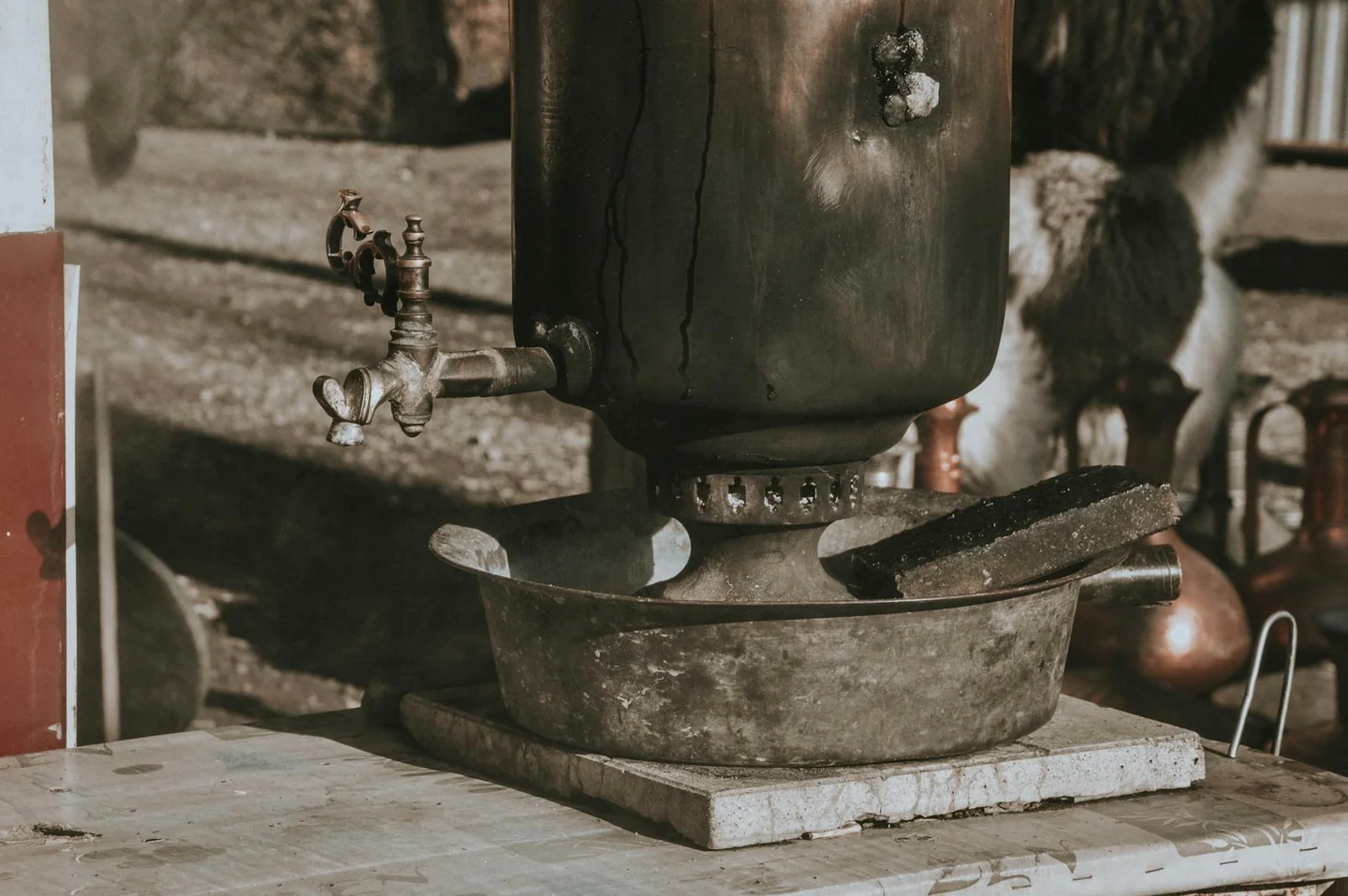 manual caldera roca gavina gti antiguo sobre una mesa de trabajo en un cuarto técnico