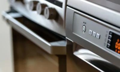 Primer plano de un lavavajillas antiguo en cocina con el panel de mandos visible, ideal para ilustrar instrucciones lavavajillas balay modelos antiguos.