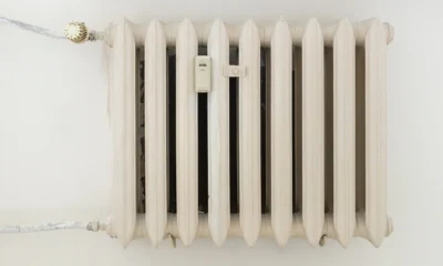 calentador saunier duval antiguo instalado en una pared de cocina o cuarto de servicio