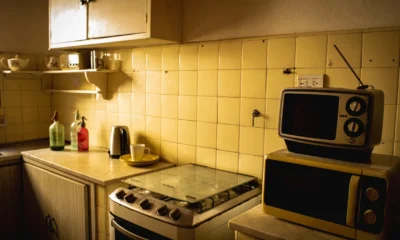 Robot de cocina la cocinera visto como un electrodoméstico vintage sobre la encimera de una cocina doméstica
