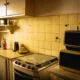 Robot de cocina la cocinera visto como un electrodoméstico vintage sobre la encimera de una cocina doméstica