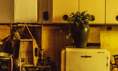nevera consume mucho en una cocina con un frigorífico antiguo junto a la pared