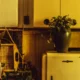 nevera consume mucho en una cocina con un frigorífico antiguo junto a la pared