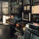 Técnico revisando una nevera antigua en una cocina, imagen para ilustrar si merece la pena reparar nevera vieja.