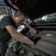 Técnico revisando un lavavajillas Balay con error E15 en la base