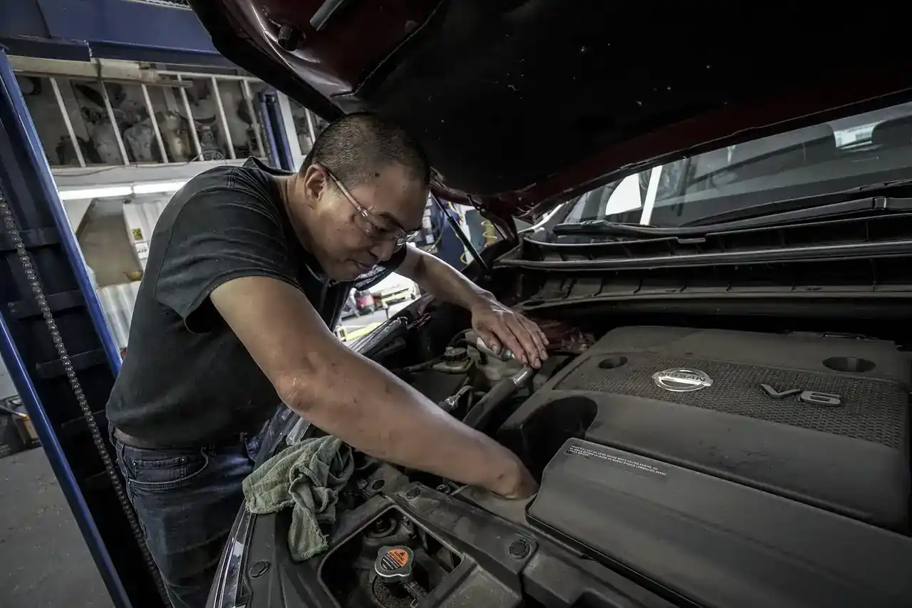 Técnico revisando un lavavajillas Balay con error E15 en la base