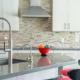 Grifo de cocina abierto junto a un lavavajillas Beko para ilustrar el Error H6 Beko dishwasher