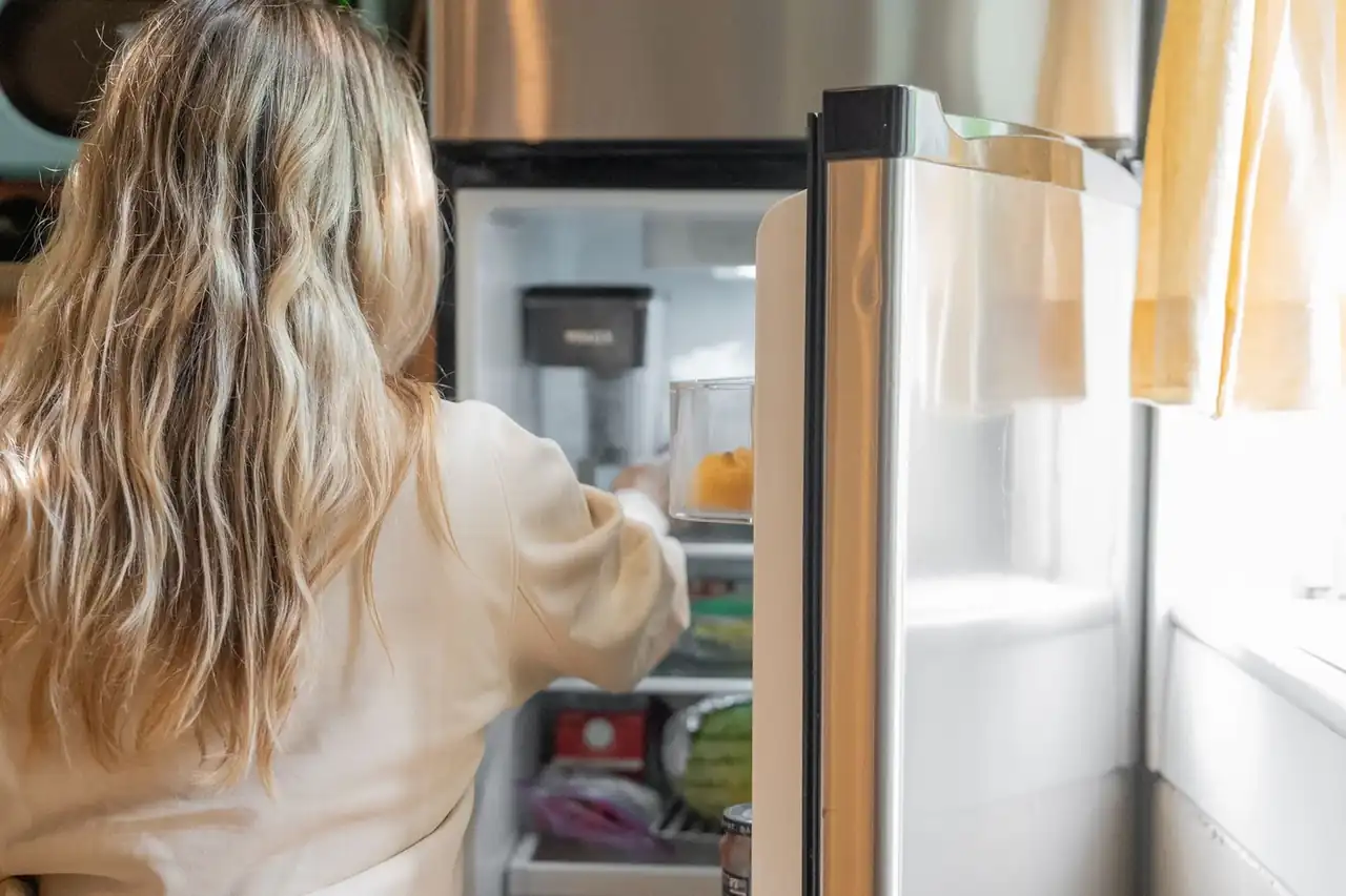 Nevera Balay no enfría en una cocina doméstica con la puerta abierta y los alimentos visibles
