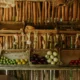 Frigorífico TCL para hibernar alimentos: interior de nevera abierta con verduras frescas, fruta y estantes organizados.