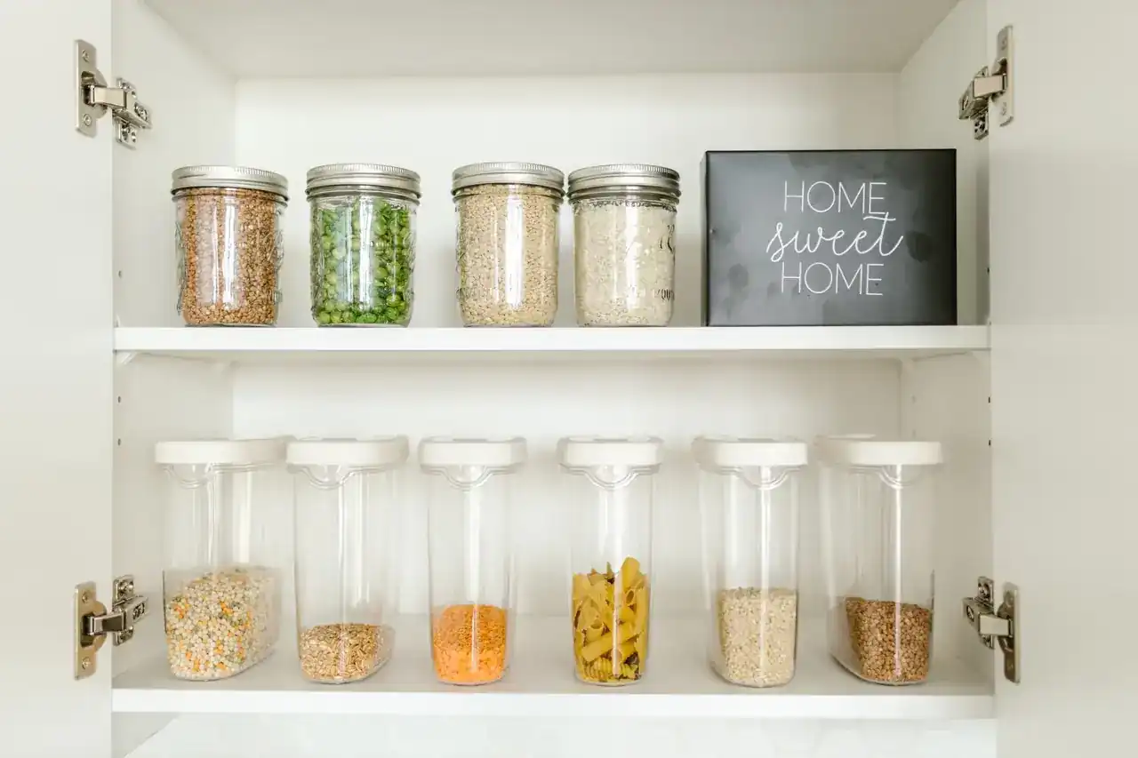 Foto de un interior ordenado de frigorífico para ilustrar como organizar la nevera por dentro