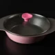 Un plato o fuente de cocina junto a un horno, ilustrando si se puede meter un plato en el horno sin riesgo.