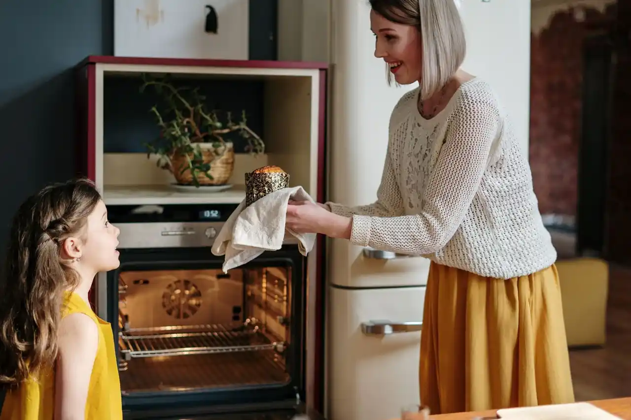 Horno calienta demasiado la cocina mientras cocina en un entorno doméstico con exceso de calor