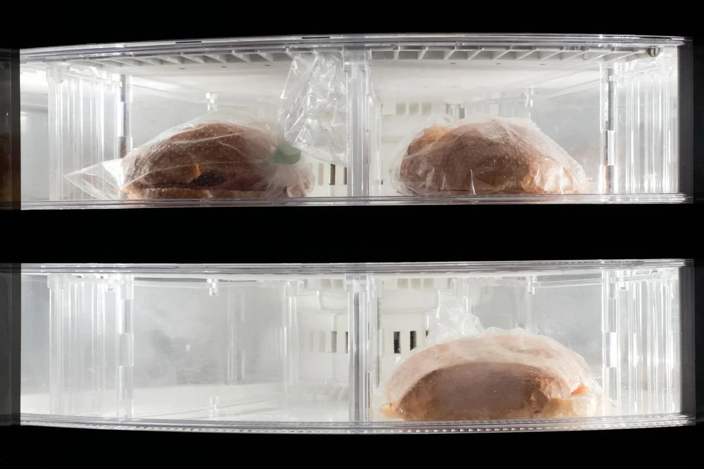 errores electrodomésticos: congelador sobrecargado con demasiados alimentos, dificultando la circulación de aire.