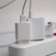 Imagen de seguridad electrodomésticos entretenimiento mostrando una regleta sobrecargada para evitar accidentes en el hogar.