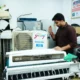 Foto de un frigorífico trabaja todo el día con el compresor funcionando en una cocina doméstica