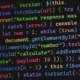 Primer plano del panel digital de una vitrocerámica mostrando un código de error; imagen para el artículo Vitrocerámica Balay error E: causas, códigos y soluciones