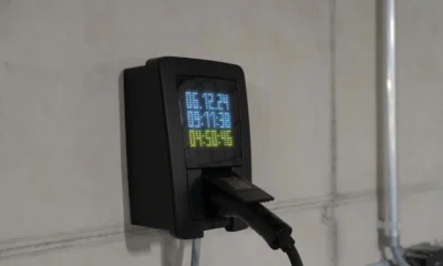 Mi patinete electrico no enciende mientras se revisan el cargador y la pantalla