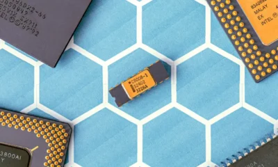 Persona revisando el número de serie de un patinete eléctrico para resolver un error de registro en la DGT